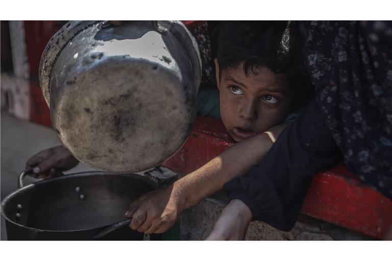Palästinensisches Kind mit einer Pfanne in der Hand: Hungerleidende Palästinenserinnen und Palästinenser im Gazastreifen versuchen, an Essen zu kommen.