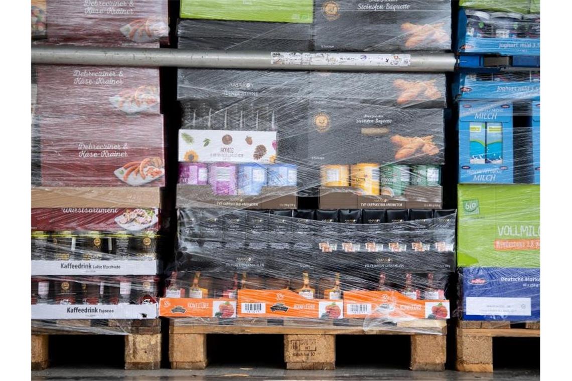 Paletten mit Lebensmitteln auf der Ladefläche eines LKW. Einzelhandel, Industrie und Politik sehen die Versorgung trotz angespannter Lage als sicher. Foto: Sven Hoppe/dpa