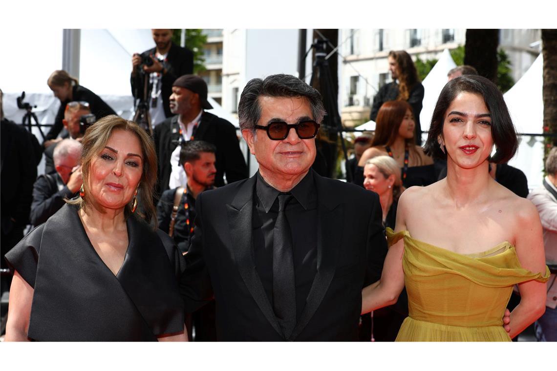 Jafar Panahi geehrt – Cannes politisch wie lange nicht Panahi mit seiner Frau und seiner Tochter in Cannes.