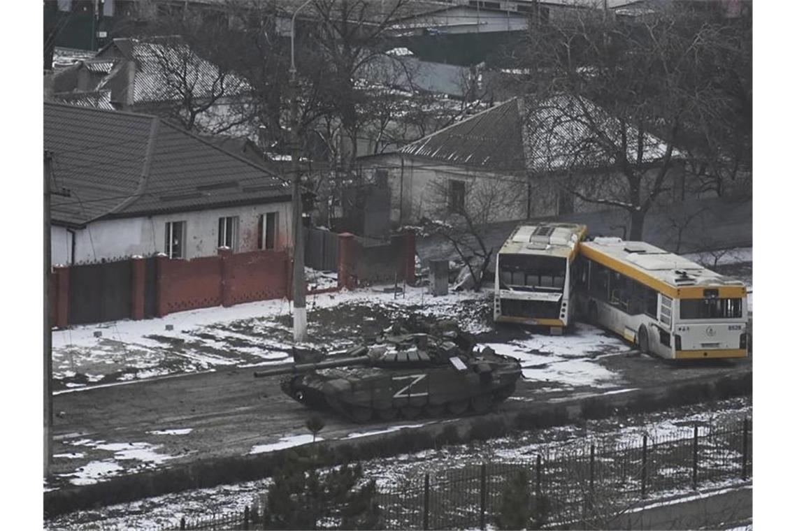 Krieg gegen die Ukraine: So ist die Lage Panzer der russischen Armee bewegen sich durch eine Straße am Stadtrand von Mariupol. Foto: Evgeniy Maloletka/AP/dpa