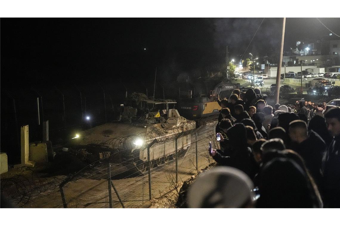 Warum greift Israel in Syrien an? Panzer fahren an der Grenze zwischen Israel und Syrien auf.