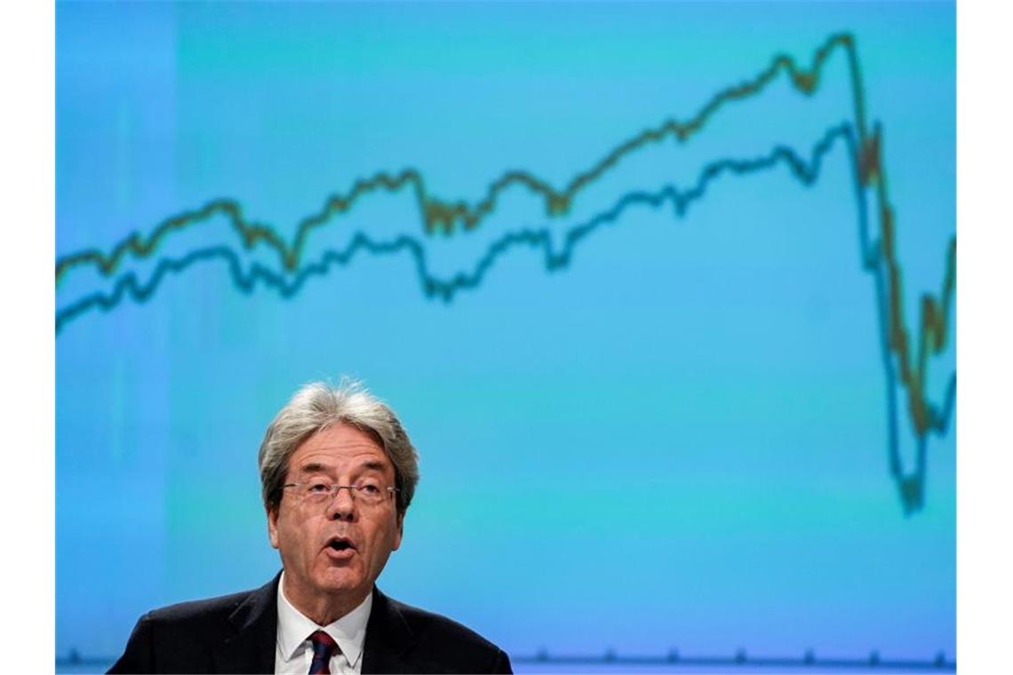 Paolo Gentiloni, Wirtschaftskommissar der EU, auf einer Pressekonferenz. Die EU-Kommission sprach in Brüssel bei der Vorlage ihrer Prognose von einer Rezession historischen Ausmaßes. Foto: Kenzo Tribouillard/AFP Pool/AP/dpa