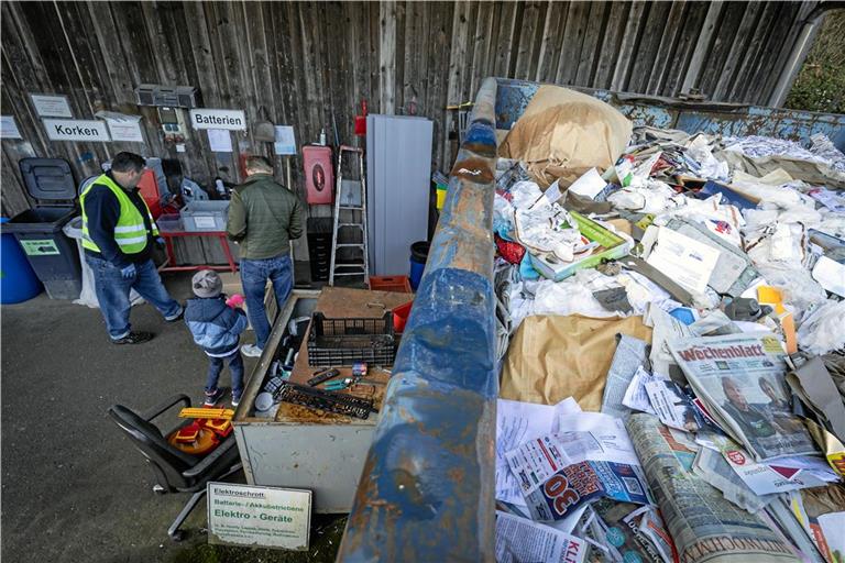 Papier und Karton wird in einem großen Container gesammelt. Um ihn befüllen zu können, muss eine wacklige Leiter erklommen werden. Benutzerfreundlich ist etwas anderes.