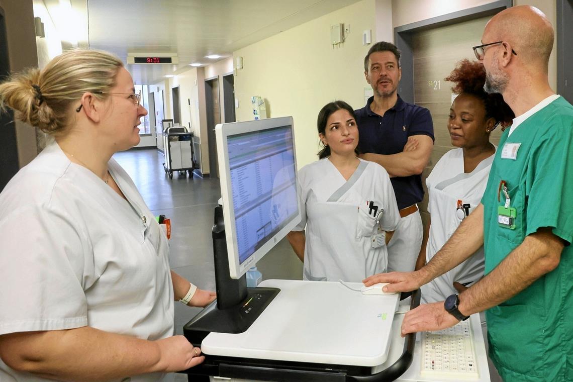 Papierlose Visite in der Fachklinik für Urologie am Rems-Murr-Klinikum Winnenden: Die Chefärzte Dusan Dimitrijevic (Dritter von rechts) und Stefan Strepp (ganz rechts) erfassen alle Diagnosen und Therapien sofort in einer digitalen Patientenakte. Foto: Benjamin Büttner