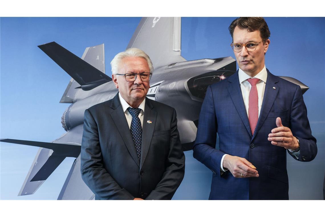 Rheinmetall startet als Zulieferer für Tarnkappenbomber Papperger und Wüst vor einem Bild des F-35-Flugzeugs. Ende nächsten Jahres soll das erste Rumpfmittelteil dieses Tarnkappenbombers in Weeze fertig sein.
