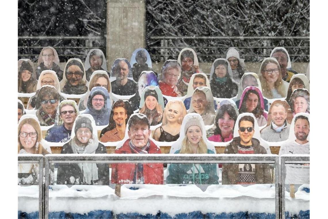 Pappfiguren sind auf der Tribüne in Oberstdorf aufgestellt. Foto: Daniel Karmann/dpa