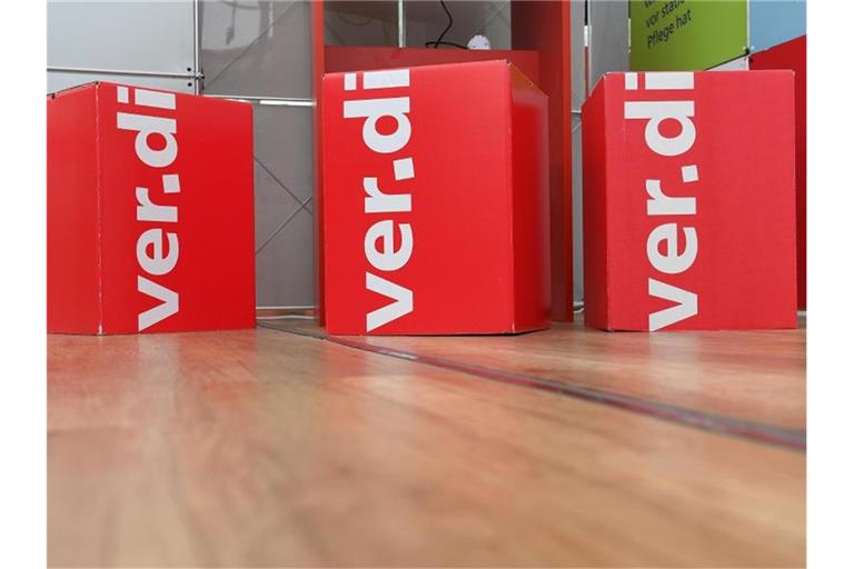 Papphocker mit dem Logo der Dienstleistungsgewerkschaft Verdi. Foto: Hendrik Schmidt/zb/dpa/Archivbild