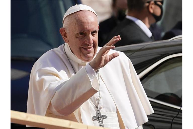 Papst Franziskus bei seiner Ankunft in der Kathedrale des Heiligen Martin in Bratislava. Foto: Petr David Josek/AP/dpa