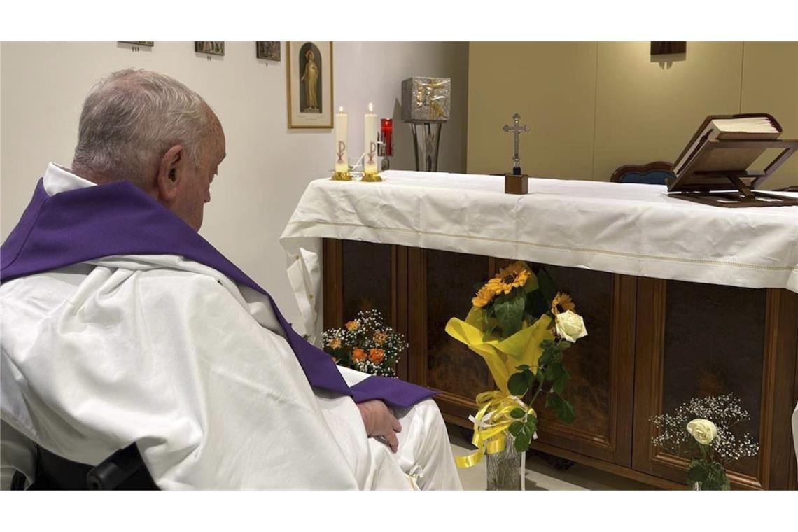 Vatikan veröffentlicht Foto von Papst Franziskus bei Gebet