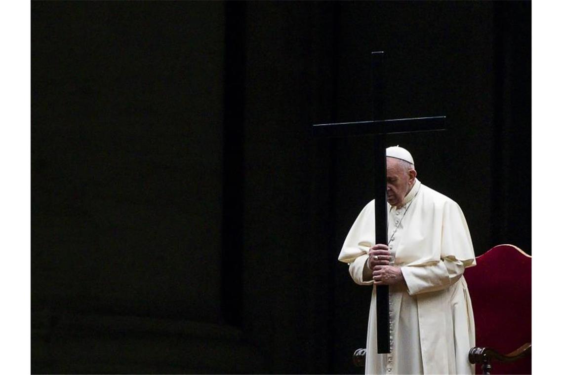 Papst feiert Osternacht: Glaube „keine Antiquitätensammlung“ Papst Franziskus betet den Kreuzweg auf dem leeren Platz vor dem Petersdom. Foto: Angelo Carconi/Pool ANSA/AP/dpa