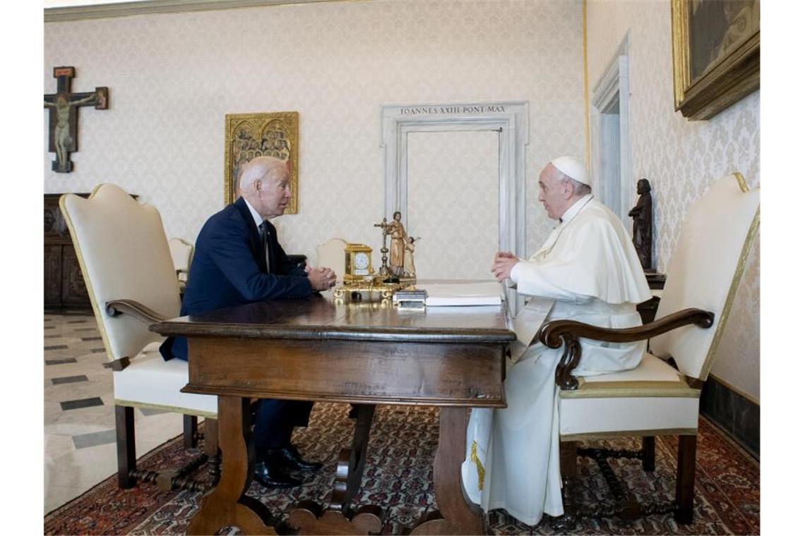 Biden beim Papst - Versöhnungsgespräch mit Macron Papst Franziskus empfing Joe Biden zu einem langen Gespräch. Foto: Divisione Produzione Fotografica/Vatican Media/dpa