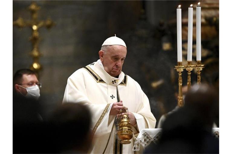 Papst Franziskus feiert die Christmette in der Basilika Sankt Peter. Foto: Vincenzo Pinto/AFP POOL/AP/dpa