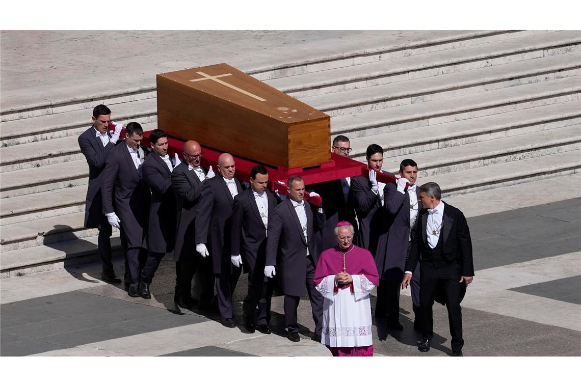 Bilder des Tages Papst Franziskus gestorben: Der Sarg von Papst Franziskus wird zu seinem Begräbnis auf den Petersplatz im Vatikan getragen.