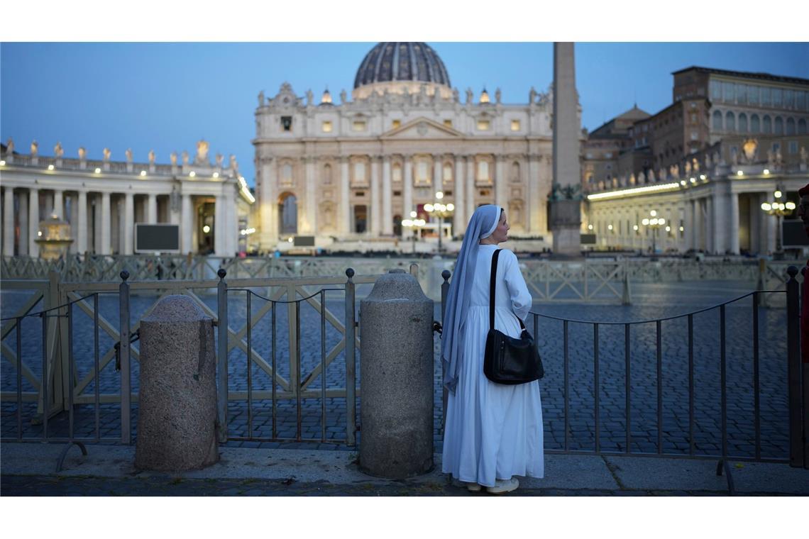Bilder des Tages Papst Franziskus gestorben: Eine Nonne steht im Vatikan auf dem Petersplatz vor der Beerdigung von Papst Franziskus.
