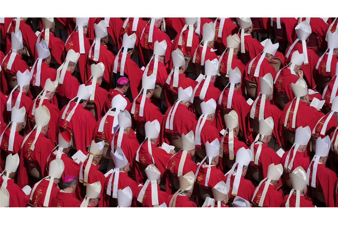 Bilder des Tages Papst Franziskus gestorben: Kleriker bei der Beerdigung von Papst Franziskus auf dem Petersplatz im Vatikan.