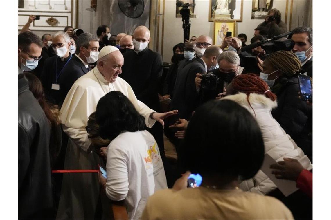 Papst Franziskus grüßt die Gläubigen am Ende eines ökumenischen Gebets mit Migranten in der Pfarrkirche des Heiligen Kreuzes. Foto: Alessandra Tarantino/AP/dpa