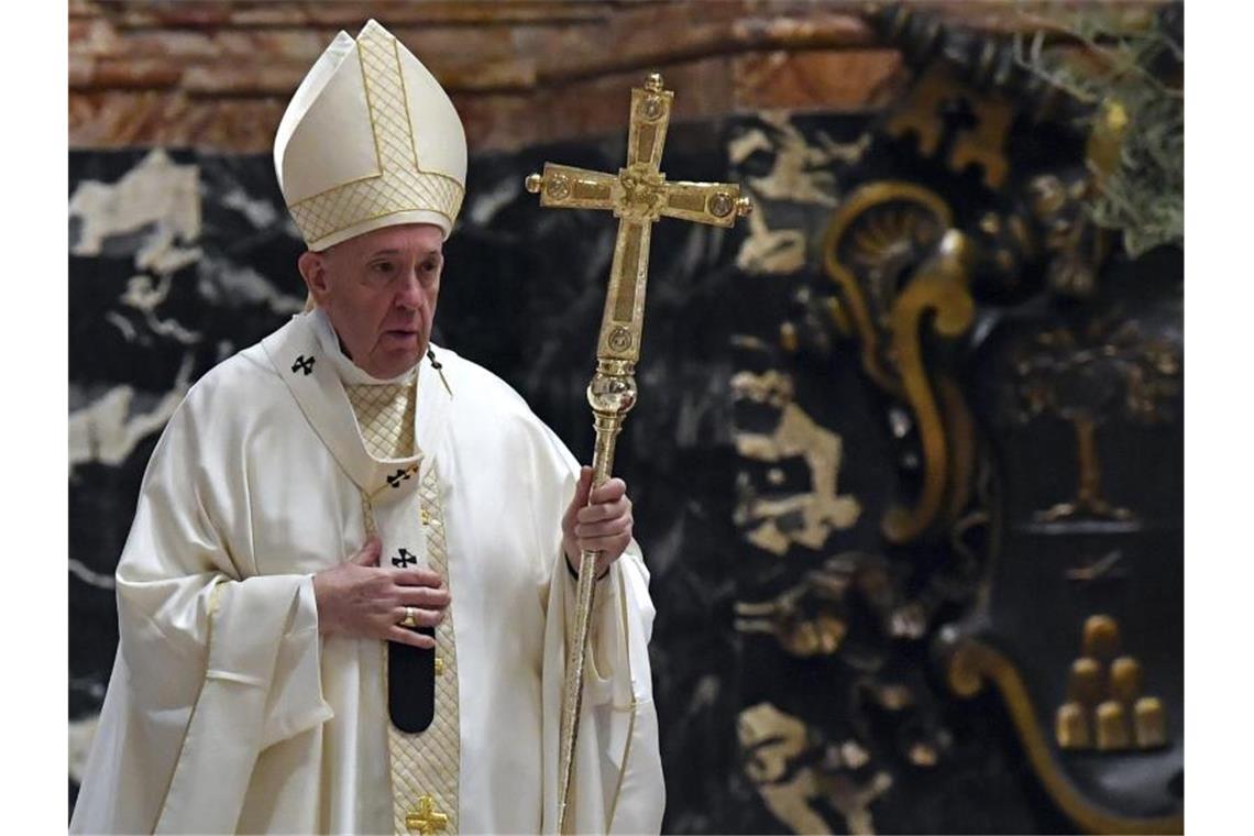Papst Franziskus hält die Gründonnerstagsmesse im fast menschenleeren Petersdom. Foto: Alessandro Di Meo/ANSA/AP/dpa