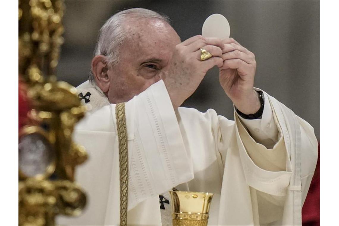 Papst spendet Segen: Nicht wegsehen bei Konflikten Papst Franziskus hält die Heiligabendmesse im Petersdom im Vatikan. Foto: Alessandra Tarantino/AP/dpa