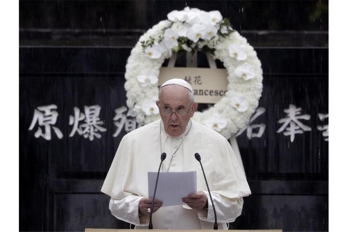 Papst Franziskus hält im Atomic Bomb Hypocenter Park in Nagasaki eine Rede. Foto: Gregorio Borgia/AP/dpa