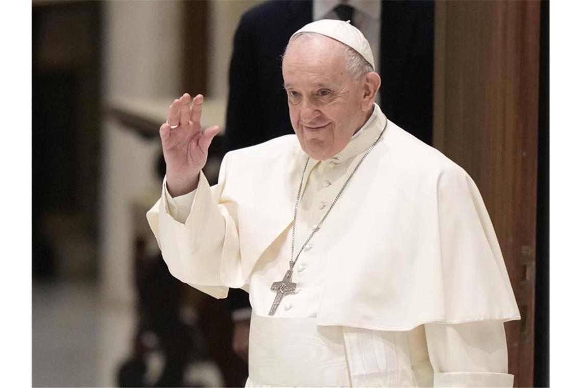 Chance für Laien und Frauen auf Vatikan-Topjobs Papst Franziskus hat am Samstag die neue Apostolische Konstitution „Praedicate Evangelium“ veröffentlicht. Foto: Andrew Medichini/AP/dpa