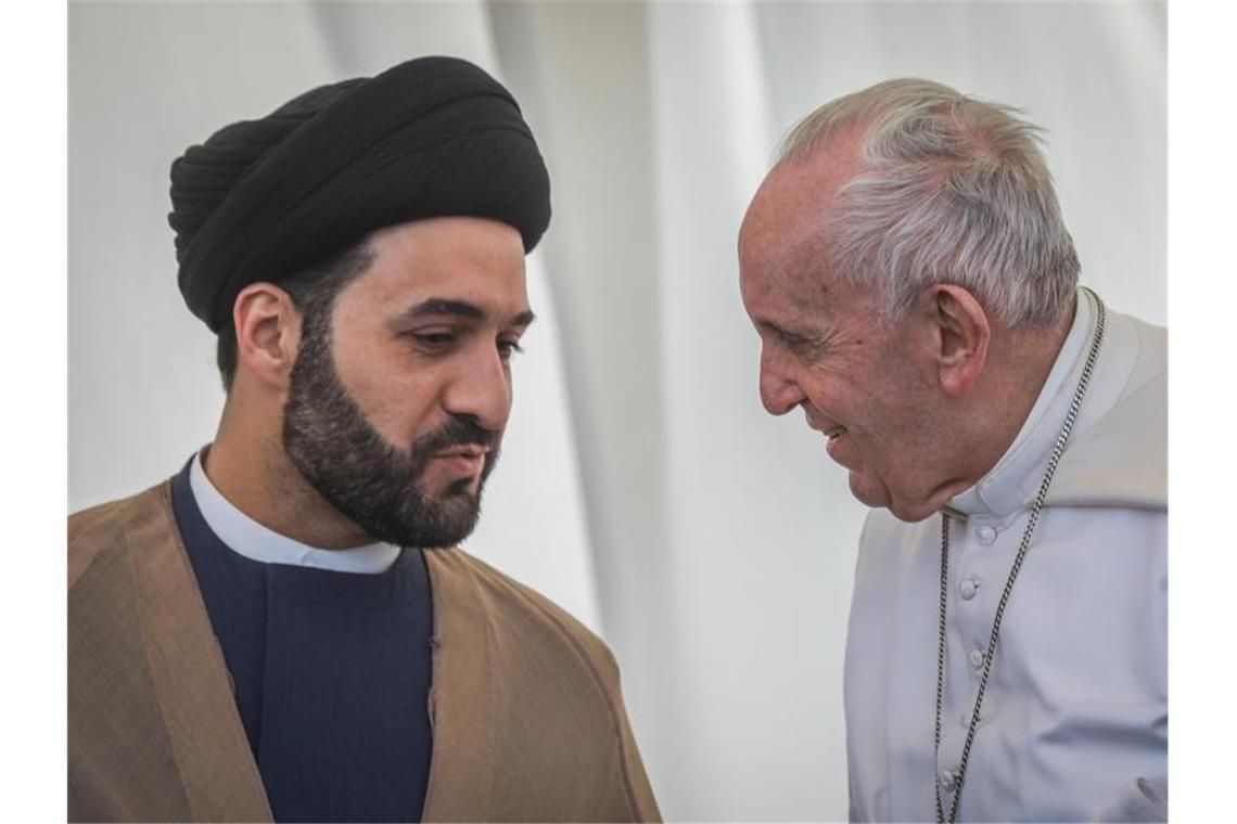 Papst Franziskus im Gespräch mit einem irakischen Geistlichen. Foto: Ameer Al Mohammedaw/dpa