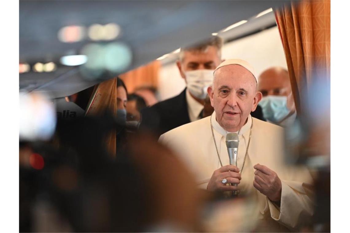 Papst Franziskus im Gespräch mit Medienvertretern im Flugzeug. Foto: Johannes Neudecker/dpa
