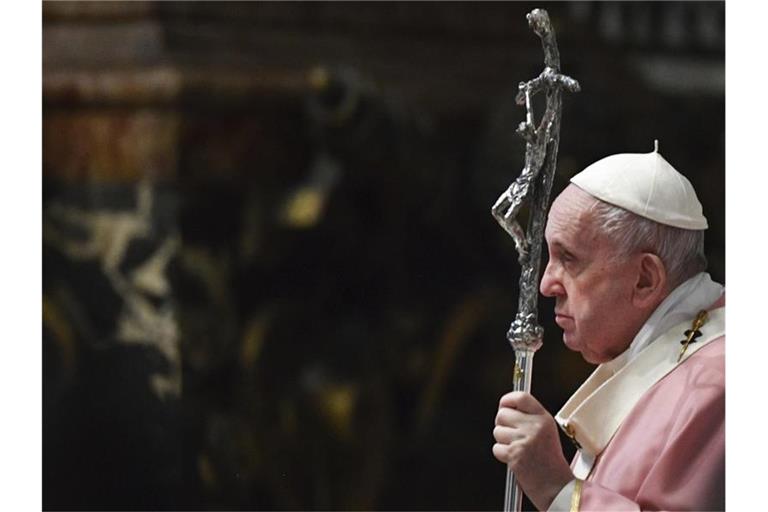 Papst Franziskus im Petersdom. Der Vatikan sieht keine Möglichkeit gleichgeschlechtliche Partnerschaften zu segnen. Foto: Tiziana Fabi/Pool AFP/AP/dpa