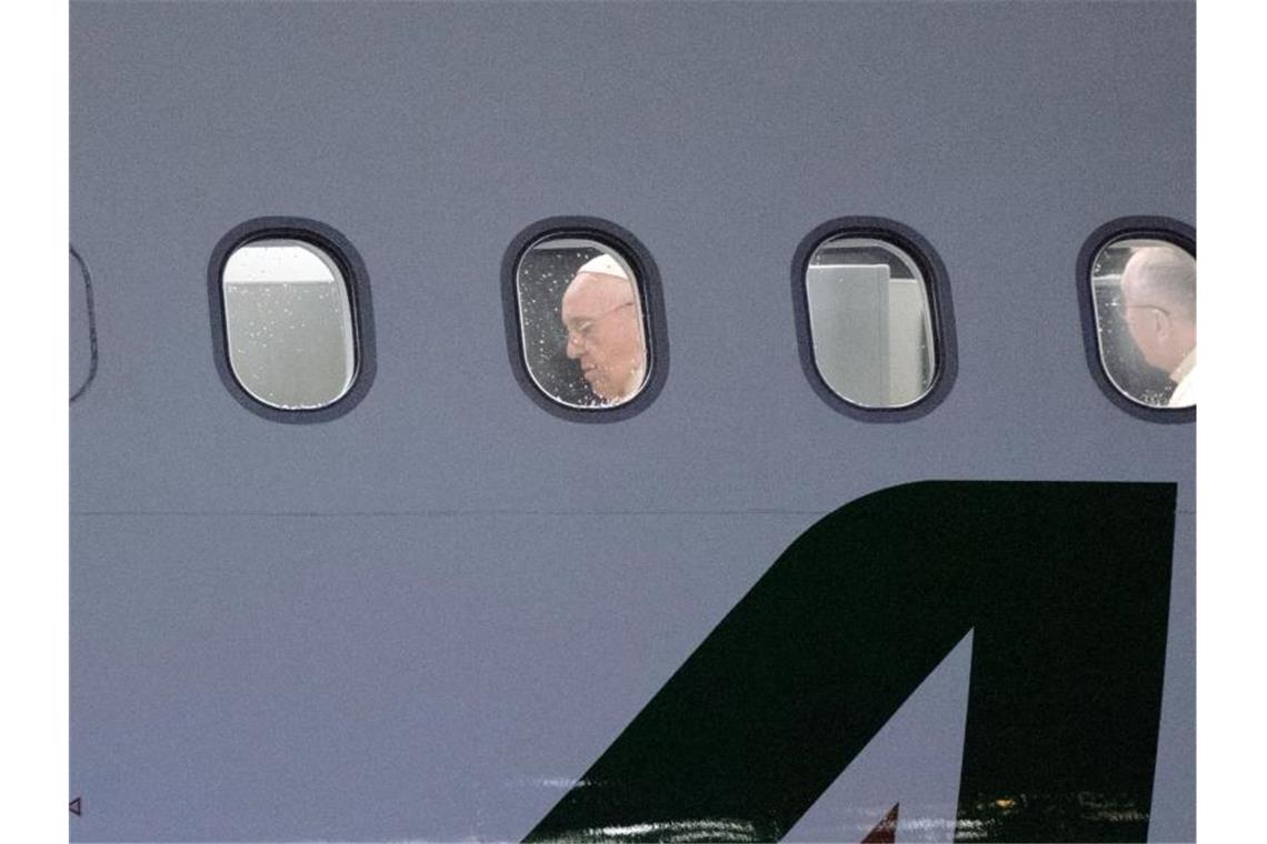 Papst Franziskus in einem Flugzeug der Alitalia. Foto: Alessandra Tarantino/AP/dpa