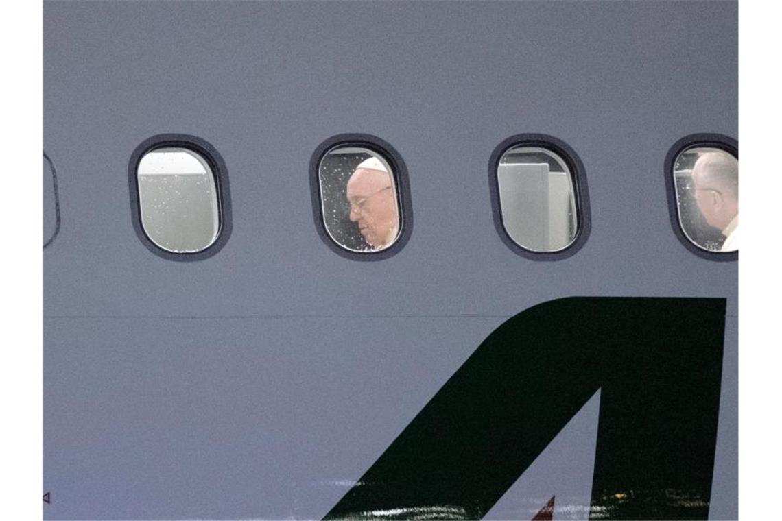 Papst in Japan: Appell zur Abrüstung von Atomwaffen Papst Franziskus in einem Flugzeug der Alitalia. Foto: Alessandra Tarantino/AP/dpa