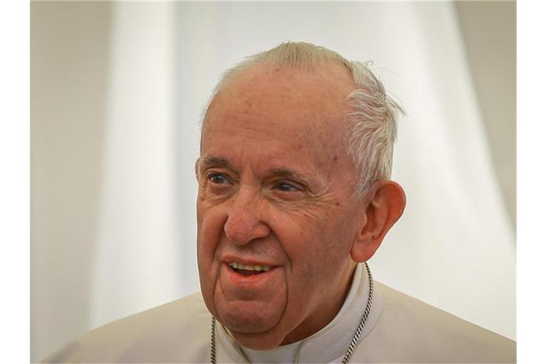 Papst Franziskus ist wegen eines Darm-Leidens erfolgreich operiert worden. Foto: Ameer Al Mohammedaw/dpa