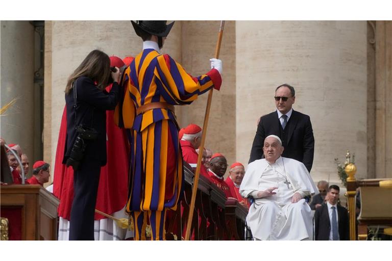Papst Franziskus kommt am Ende der Messe am Palmsonntag auf dem Petersplatz im Vatikan an.
