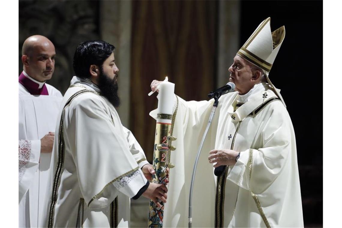 Papst Franziskus leitet eine feierliche Osternacht im Petersdom. Foto: Remo Casilli/Reuters Pool/AP/dpa