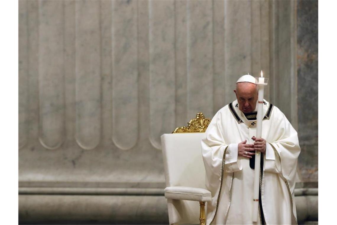 Papst Franziskus leitet eine feierliche Osternacht im Petersdom. Foto: Remo Casilli/Reuters Pool/AP/dpa