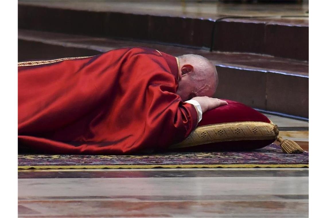 Papst Franziskus liegt bei der Karfreitagsmesse minutenlang flach auf dem Boden vor dem Altar im Petersdom. Foto: Andreas Solaro/POOL AFP/AP/dpa