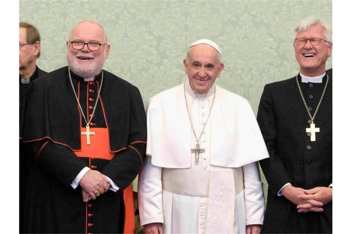 Theologe kritisiert: Papst nicht eindeutig Papst Franziskus (M) lehnte den Rücktritt von Kardinal Marx (l) überraschend ab. Foto: -/Vatikan/dpa