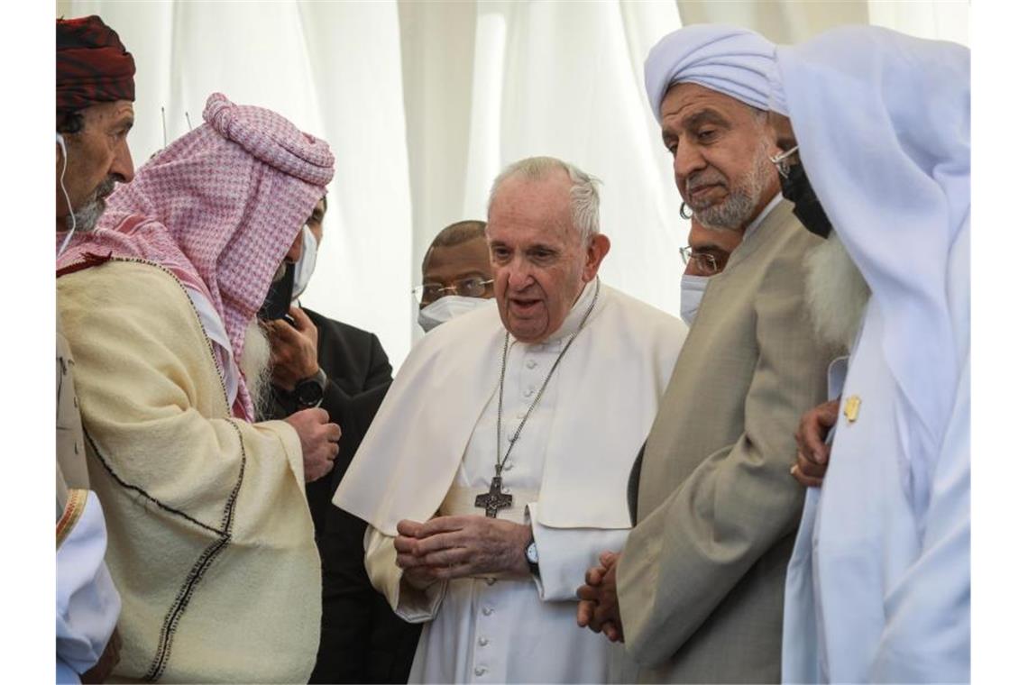 Papst Franziskus (M) spricht bei einem Treffen in Ur. Foto: Ameer Al Mohammedaw/dpa