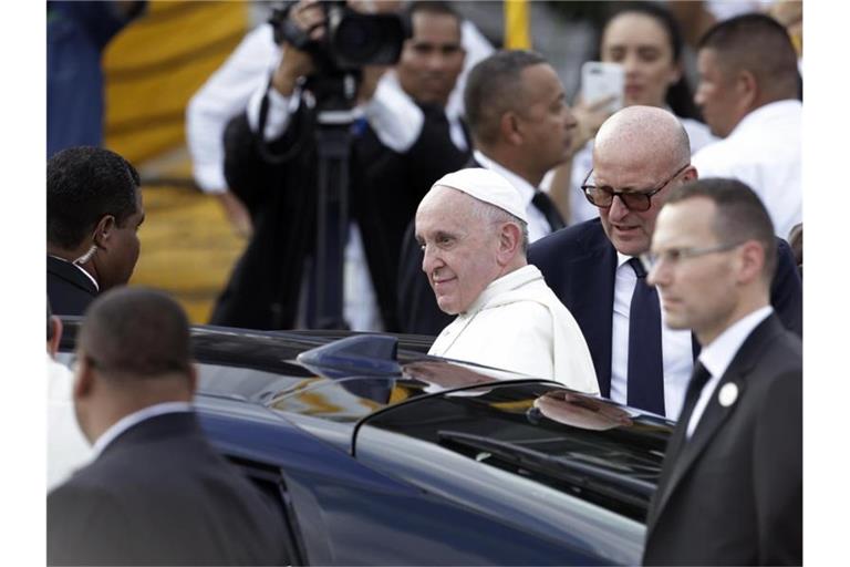 Papst Franziskus nach seiner Ankunft am Flughafen Tocumen in Panama-Stadt. Foto: Arnulfo Franco/AP