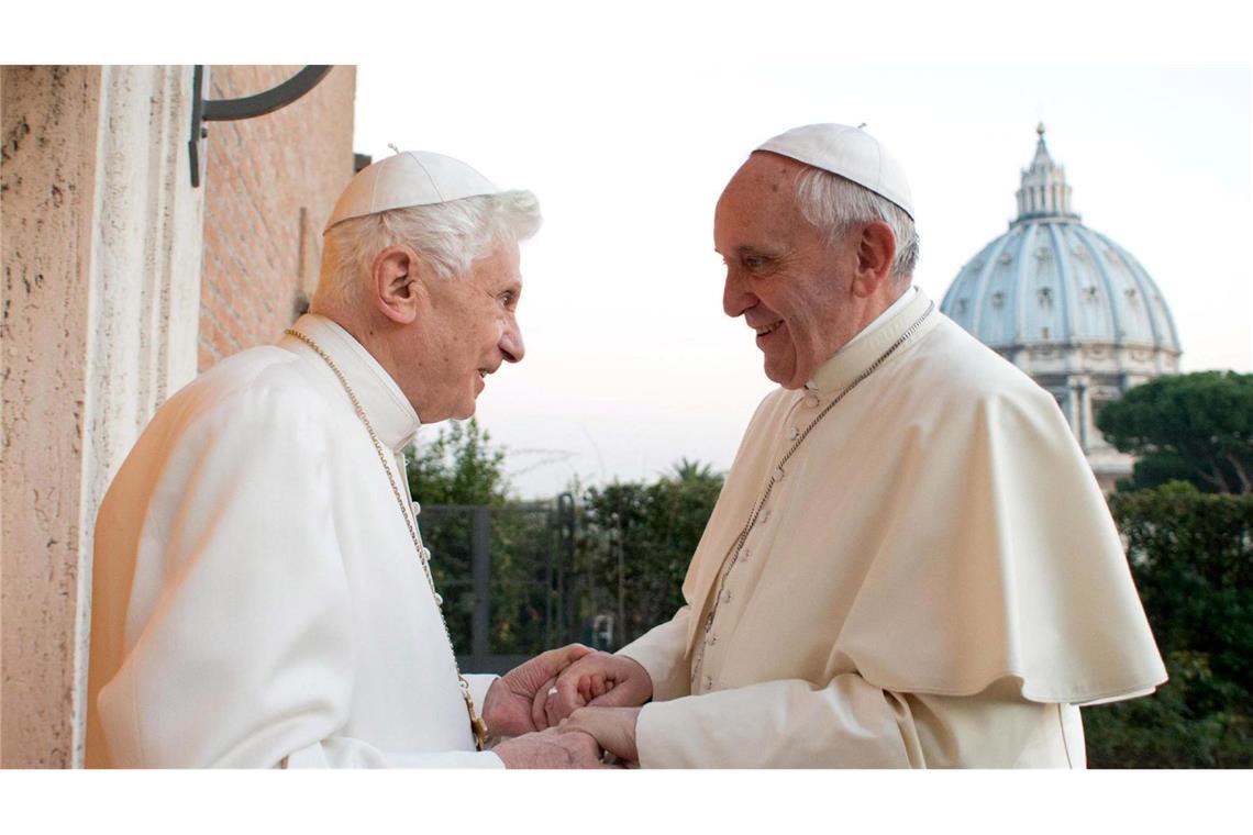 Der andere Papst - Franziskus ist tot Papst Franziskus (r) folgte auf Papst Benedikt XVI, mit bürgerlichem Namen Joseph Ratzinger, nach dessen Rücktritt. (Archivbild)