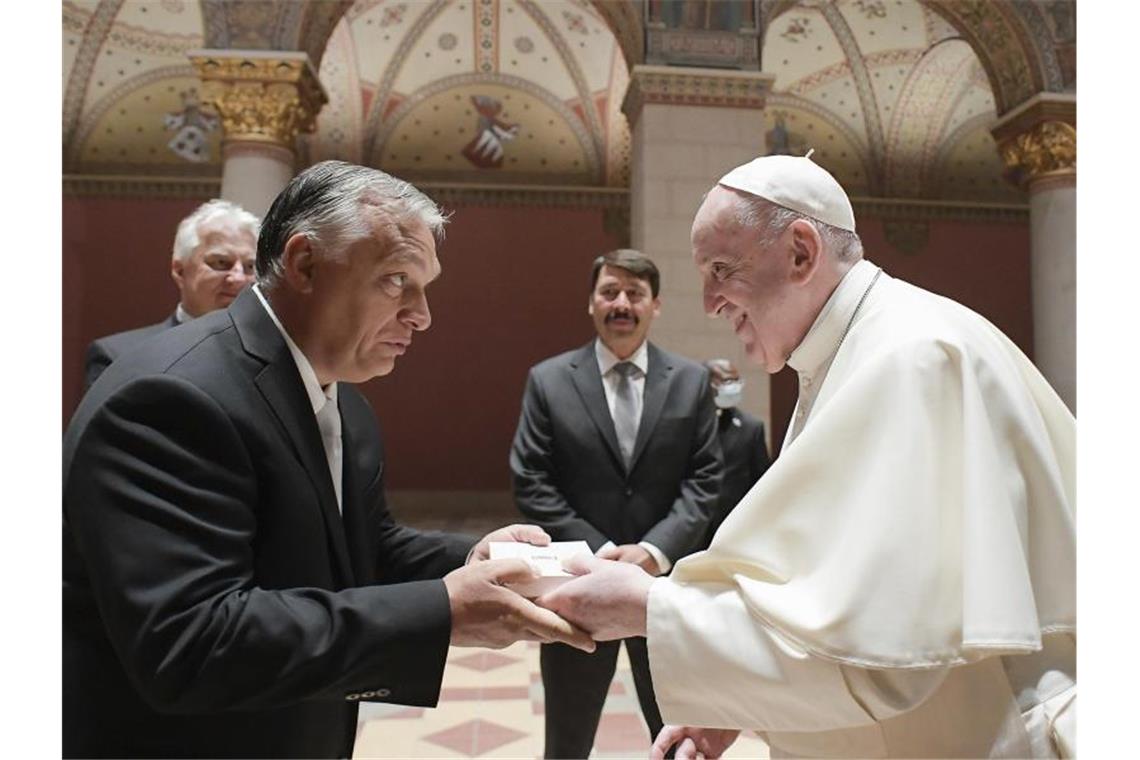 Papst Franziskus (r.) und Viktor Orban in Budapest. Foto: Uncredited/Vatican Media/dpa