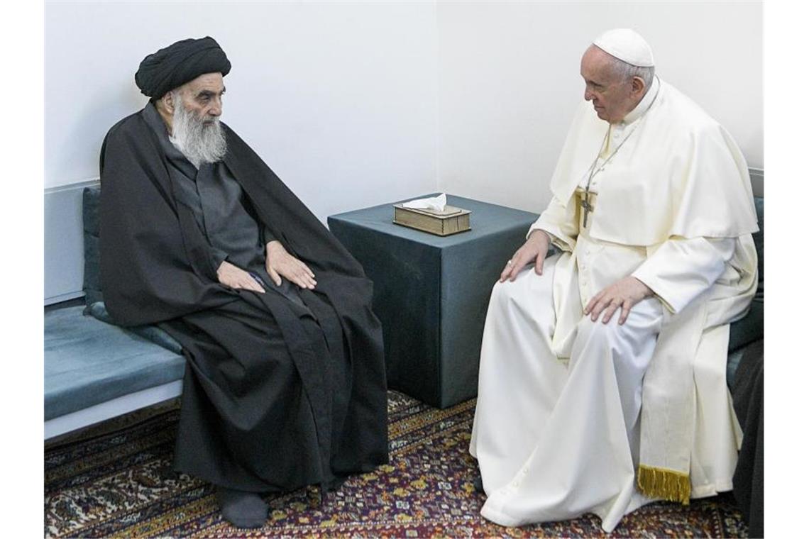 Papst Franziskus (r) unterhält sich bei seinem Besuch in Najaf mit dem Großajatollah Ali al-Sistani. Foto: Vatican Media/AP/Vatican media/dpa