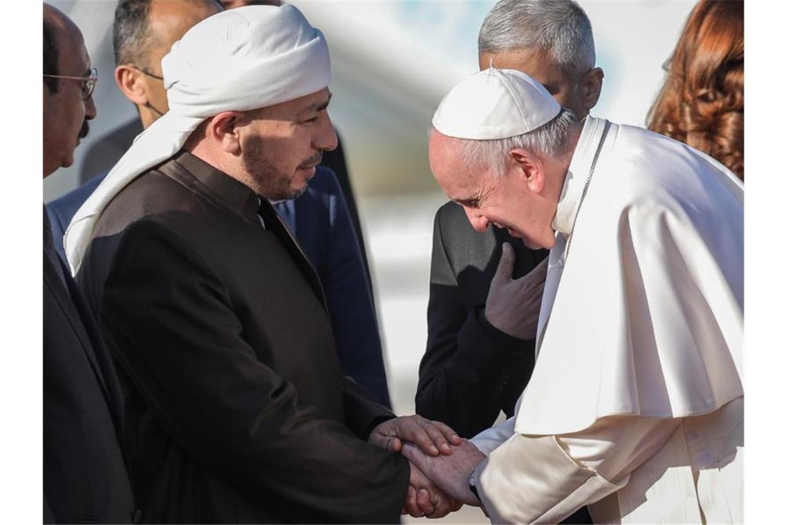 Papst Franziskus (r) wird am internationalen Flughafen vor seinem Treffen mit dem Präsidenten der Region Kurdistan Barzani begrüßt. Foto: Stringer/dpa