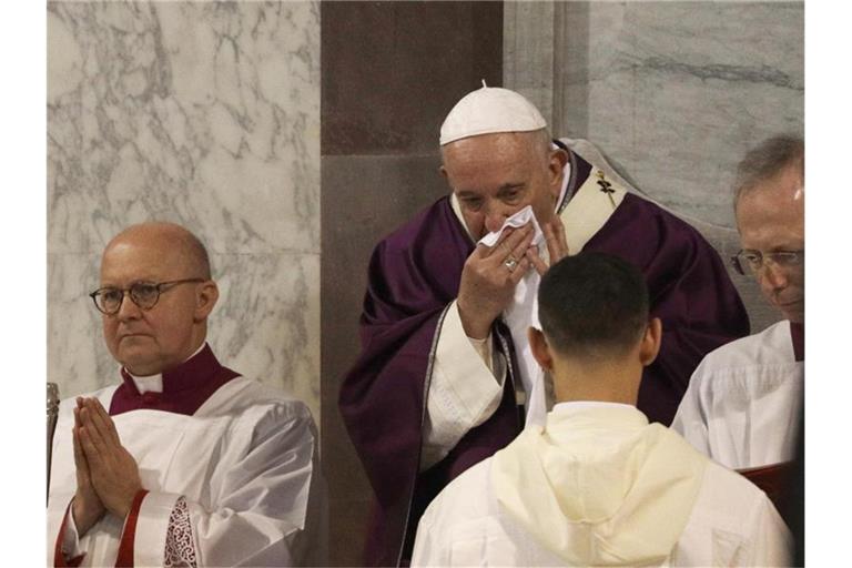 Papst Franziskus sagte eine Veranstaltung in Rom wegen „leichtem Unwohlsein“ ab. Foto: Gregorio Borgia/AP/dpa