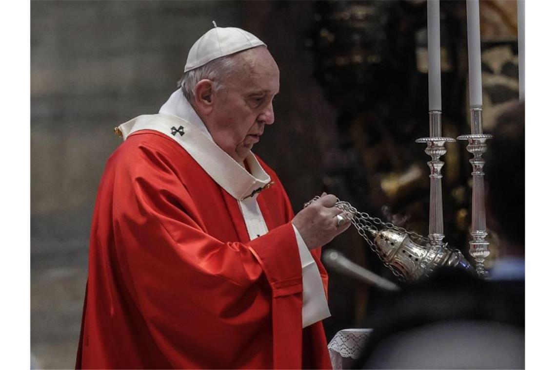 Papst Franziskus schwenkt ein Weihrauchgefäß im Petersdom. Foto: Giuseppe Lami/Pool ANSA/AP/dpa