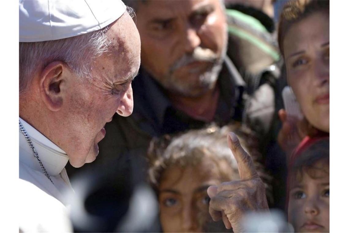 Papst besucht Flüchtlinge in Zypern und Griechenland Papst Franziskus segnet ein Kind im Flüchtlingslager Moria auf der griechischen Insel Lesbos. An diesem Donnerstag beginnt der Pontifex seine fünftägige Reise in den Osten der Mittelmeerregion. Foto: picture alliance / dpa