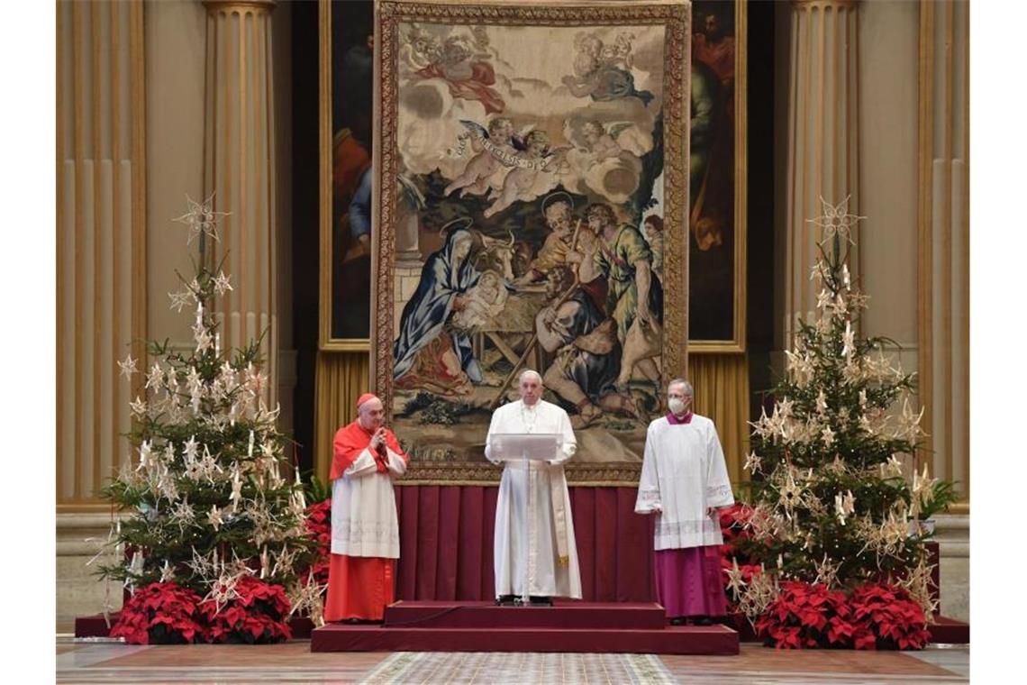 Papst Franziskus spendet den Segen „Urbi et orbi“ im kleinen Kreis. Foto: Uncredited/Vatican Media/AP/dpa