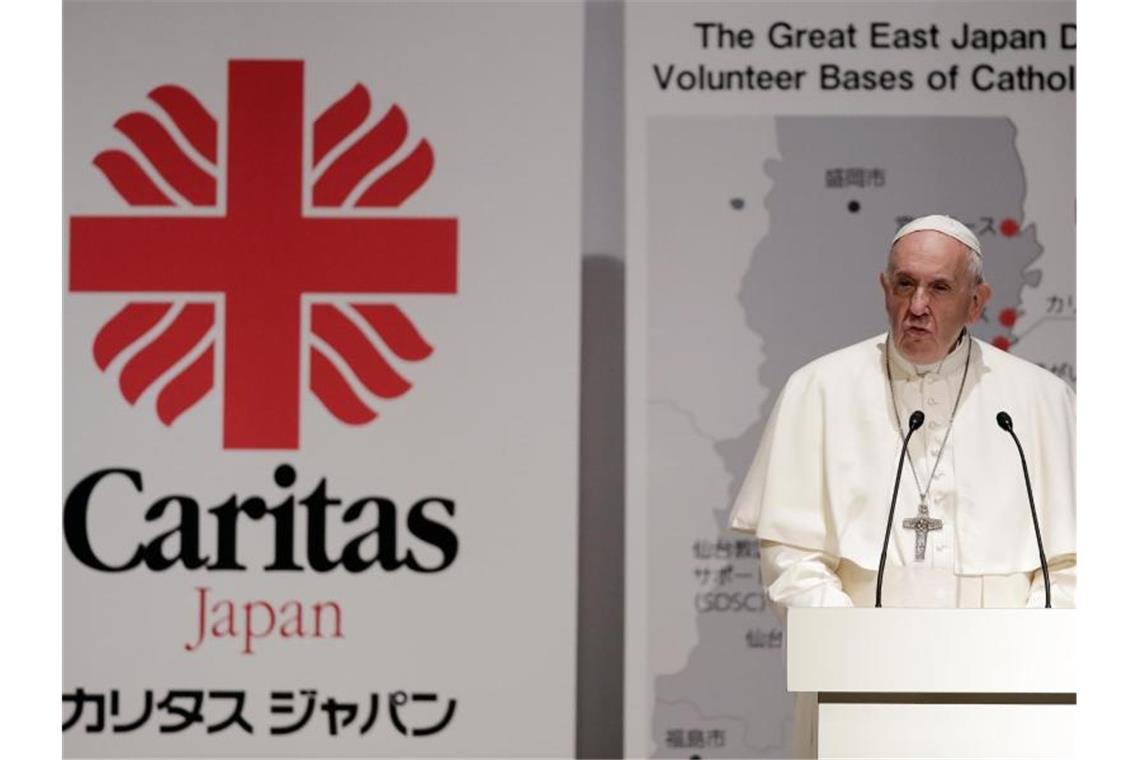 Papst stellt Nutzung von Atomenergie in Frage Papst Franziskus spricht bei einem Treffen mit Fukushima-Opfern in Tokio. Foto: Jae Hong/AP/dpa