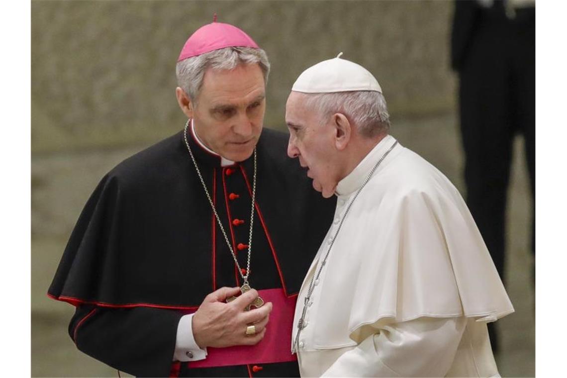 Papst Franziskus spricht bei seiner wöchentlichen Generalaudienz mit Georg Gänswein, Kurienerzbischof und Präfekt des Päpstlichen Hauses. Foto: Alessandra Tarantino/AP/dpa