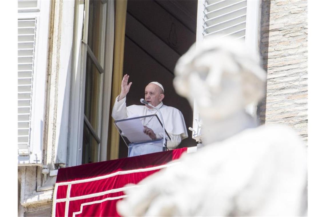 Papst Franziskus spricht während des Angelus-Gebets am Fenster seiner Residenz den Segen. Foto: Riccardo De Luca/AP/dpa