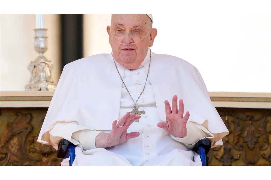 Papst Franziskus spricht zu den Gläubigen.