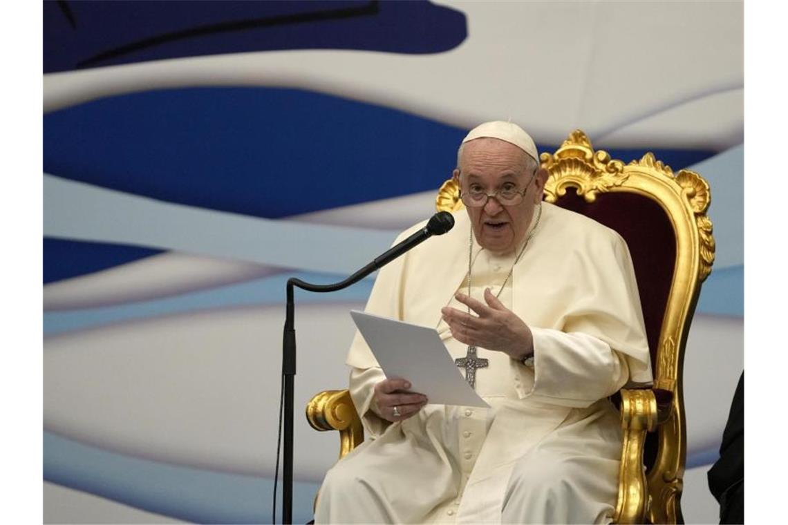 Papst fordert EU zu besserer Verteilung von Migranten auf Papst Franziskus spricht zu Jugendlichen während seines Besuchs der St. Dionysius-Schule der Ursulinenschwestern. Foto: Thanassis Stavrakis/AP/dpa